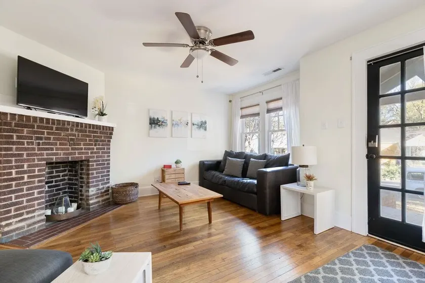 Chic Craftsman, Walk Downtown - Image 1