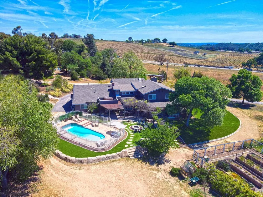 Vinyl Vineyards Farmhouse - pool, hot tub, Paso Robles wine country, sleeps 12 - Image 1