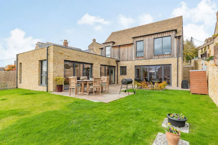 Three bedroom dog friendly holiday home in the Cotswolds - The New Bakehouse - Image 1
