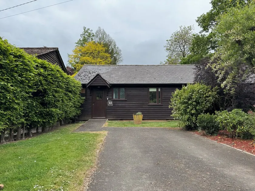 Countryside cottage near award-winning Woodchurch - Image 1