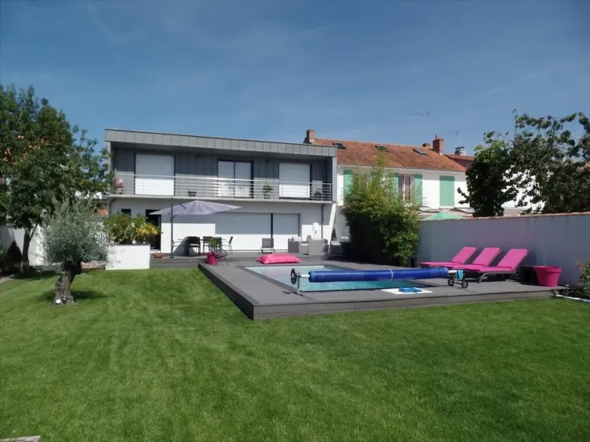HOUSE with SWIMMING POOL, QUIET AREA NEAR DOWNTOWN LA ROCHELLE - Image 1