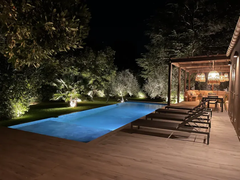 Maison avec piscine au coeur d'un magnifique jardin arboré à deux pas du centre - Image 1