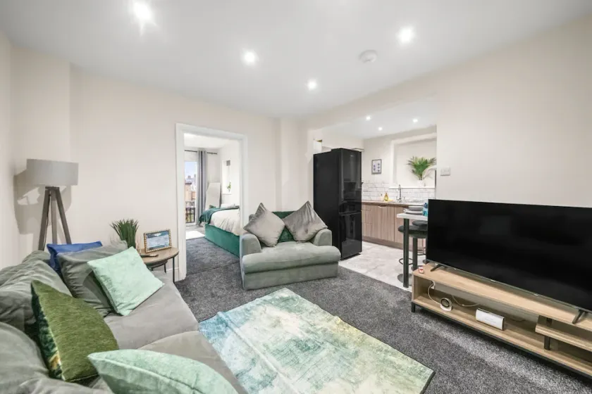 Large 5 Bedroom-free Parking-great Transport Links - Image 1