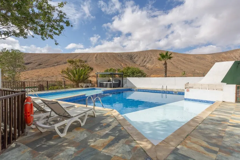 Villa \"Vivienda Vacacional Sara\" con vista sulle montagne, terrazza, piscina e campo da basket - Image 1