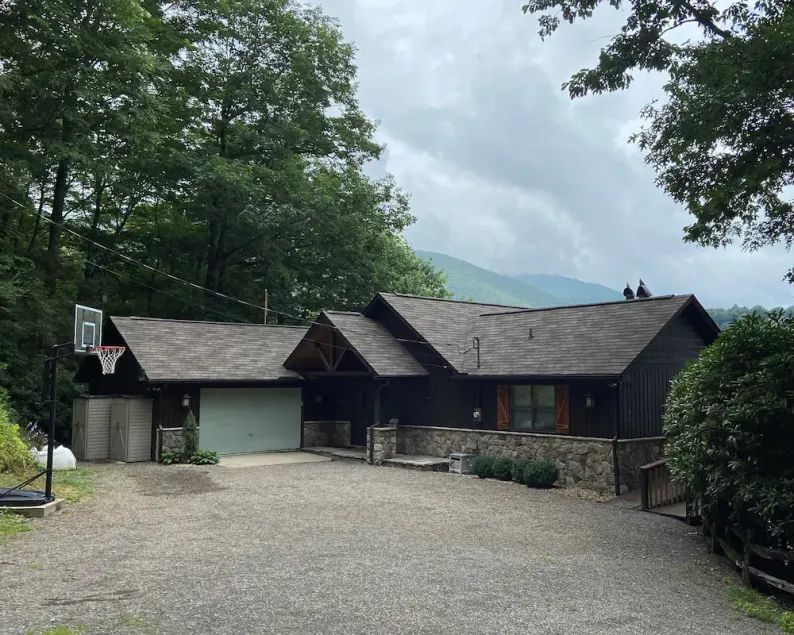 Beautiful Mount Mitchell Home - Stunning views, decks & hot tub & endless hikes - Image 1