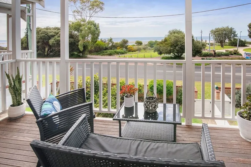 Beachside Retreat, WIFI, Kayaks, AC to all rooms - Image 1