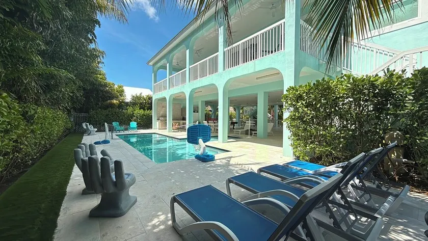 Blue Paradise 5bed/5bath walking distance to the beach with a private pool - Image 1