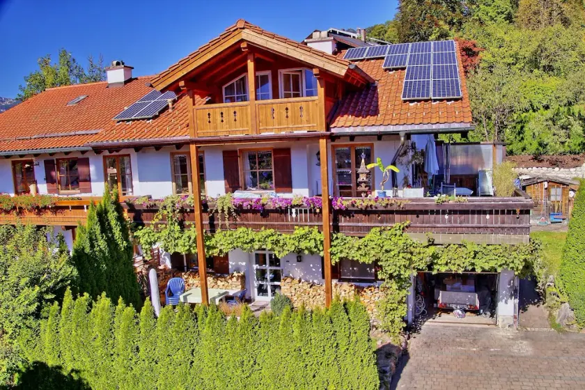 Sunny, family friendly, top location for hikers and skiers - Image 1