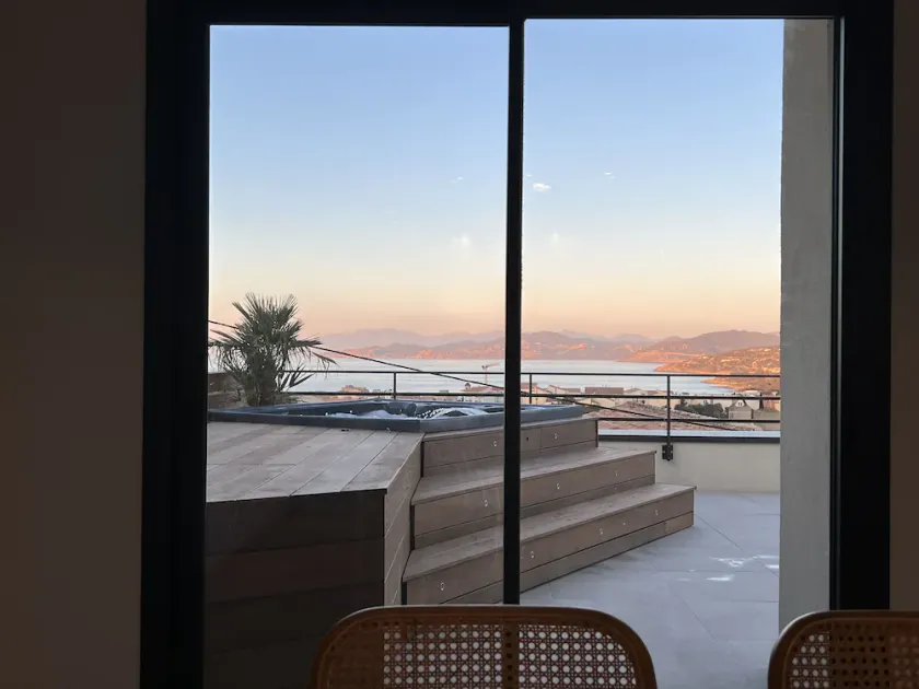 Grand Appartement Avec une Très Grande Terrasse Équipée D'un Jacuzzi - Image 1