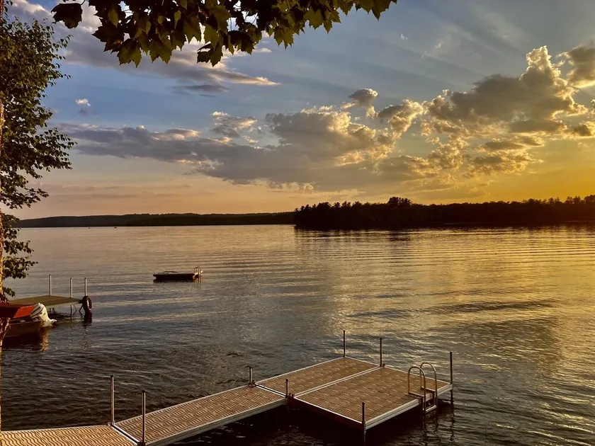 Lakefront Cottage - sleeps 6 - 2 baths  - Image 1