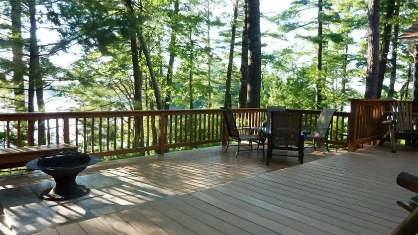 Lakeside Cottage im Pinienwald mit riesigen Deck und Blick auf den Sonnenuntergang - Image 1