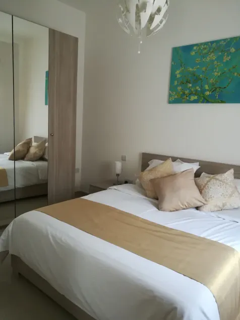 Modern 2 Bedroom Suite with Kitchen, A/C and Ample Parking - Image 1
