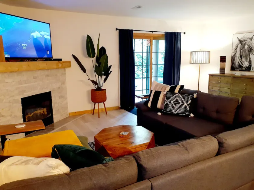 REST IN THE  FOREST RECENTLY REMODELED VILLA WALKING DISTANCE FROM STARVED ROCK - Image 1
