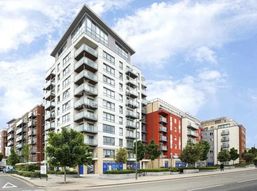 London - Apartment - Sleeps 2 - Garden - Pool - Image 1