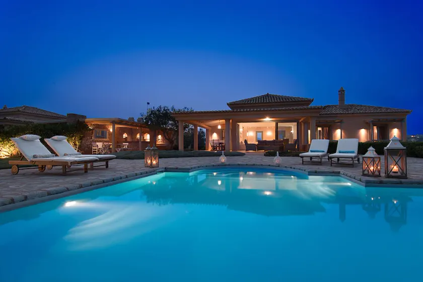 EXQUISITE SEAFRONT VILLA EMERALD WITH PRIVATE INFINITY POOL ON THE SHORE - Image 1