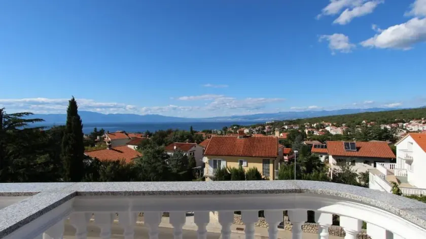 Low-cost apartment Marijan 6 with sea view in Malinska - Image 1