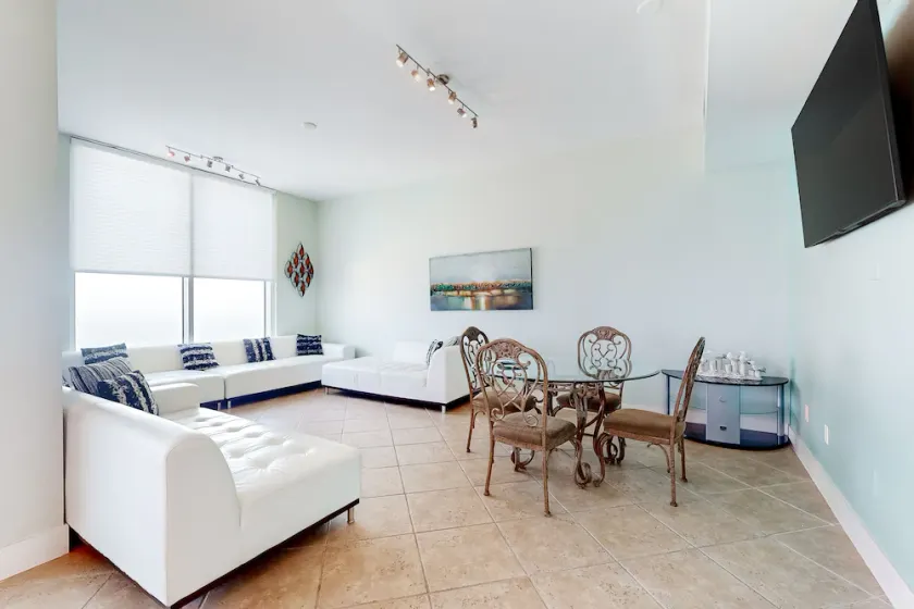 Beach-view 14th-floor condo with pool, tennis, hot tub, BBQ, gym, game room, W/D - Image 1