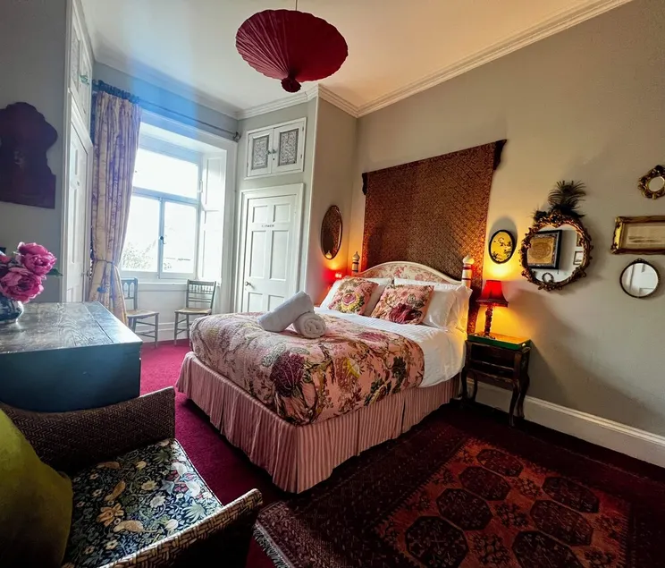 Central Apartment with parking, original art and antiques - Image 1