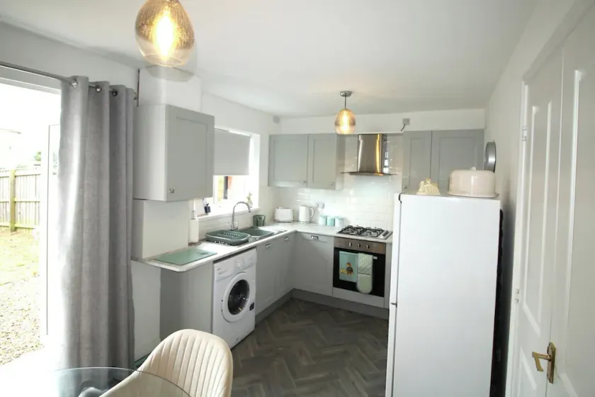 2 Bedroom House - Beautifully Decorated & Furnished - Parking - Large Garden - Image 1