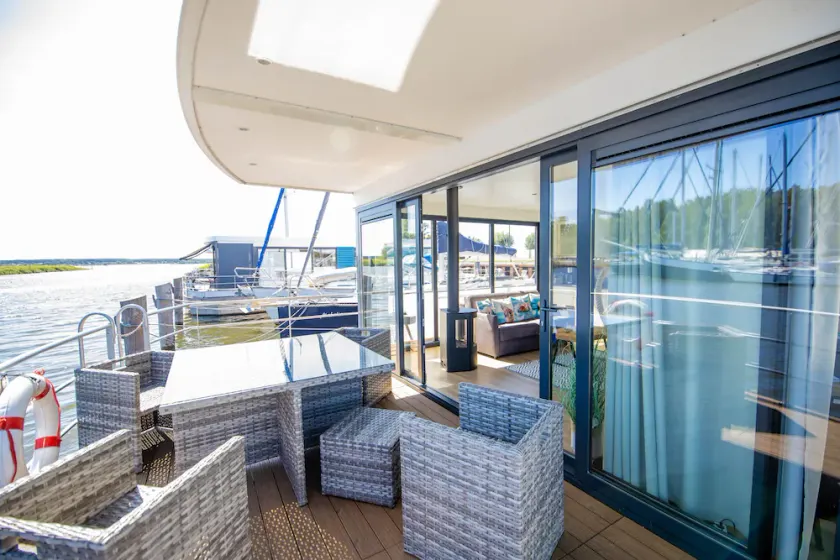 Cozy vacation home right on the water for 4 people - Image 1