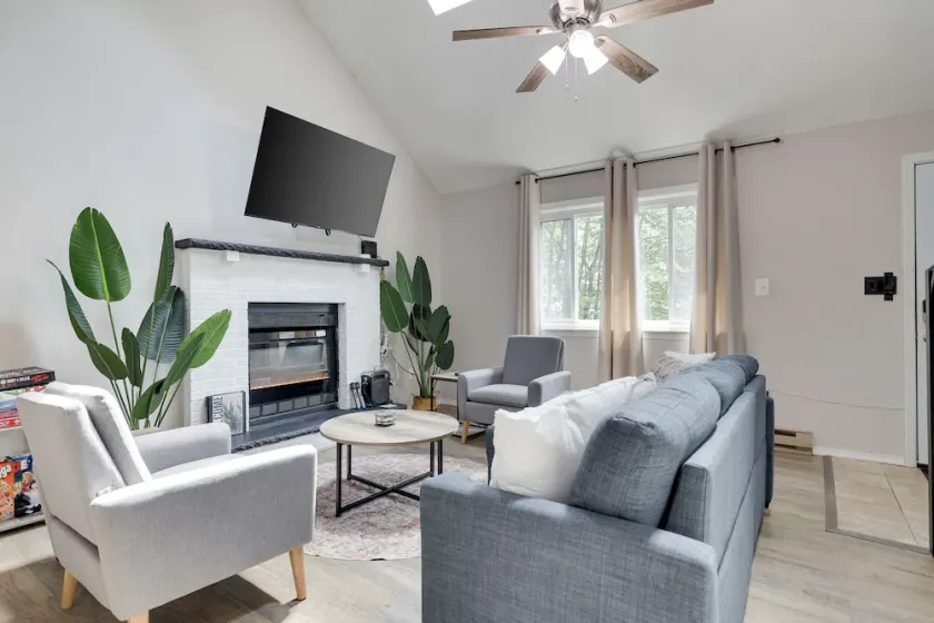 Contemporary Escape ⭐️ Hot Tub ⭐️ Karaoke ⭐️ Gaming ⭐️ Fire Pit ⭐️ Lake Access - Image 1
