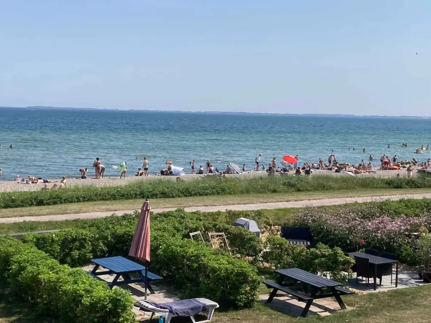 Nur 10 meter zum Strand. Geniessen Sie es von sanften Wellen geweckt zu werden. - Image 1