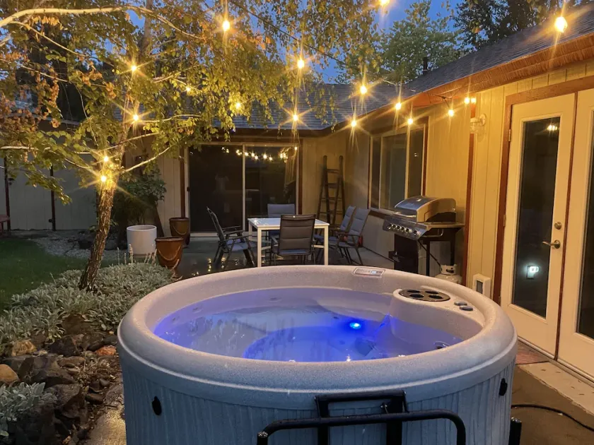 🏡 *NEW* The Artsy Abode ✨ Hot Tub ♨️ BBQ 🍖Foosball ⚽️ - Image 1