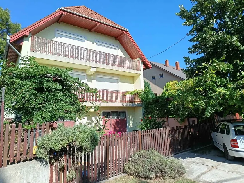 Apartamento de vacaciones en ubicación tranquila con piscina y parque infantil - Image 1