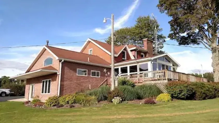 Spacious farmhouse with a hottub! - Image 1