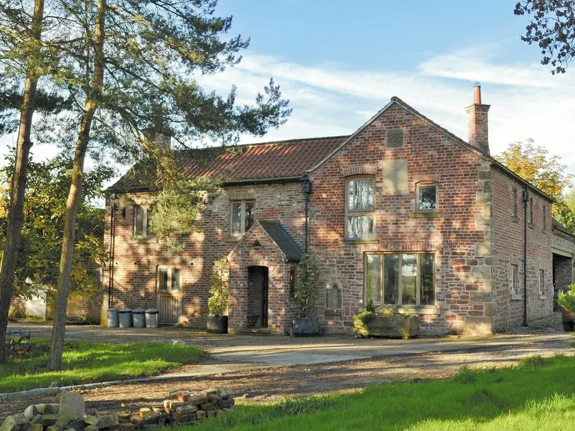 4 bedroom accommodation in Low Dinsdale - Image 1