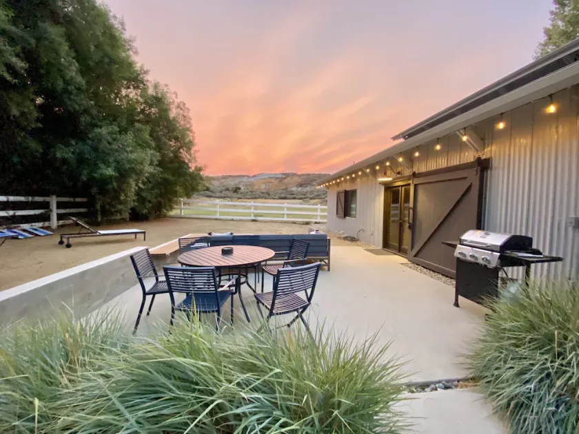 Triumph Oaks Modern Ranch Guest House Farm Stay! Chickens, Goats & Horses! - Image 1