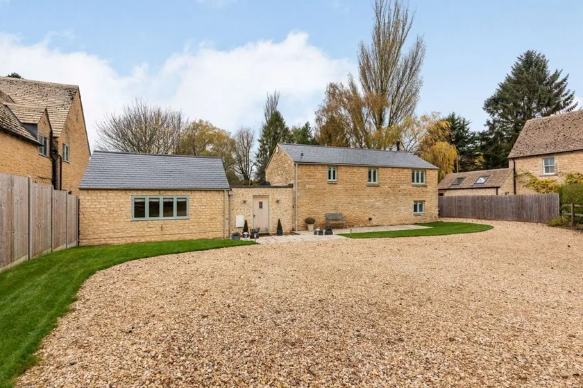 Dog friendly holiday cottage with garden in the Cotswolds - Honeystone Cottage - Image 1