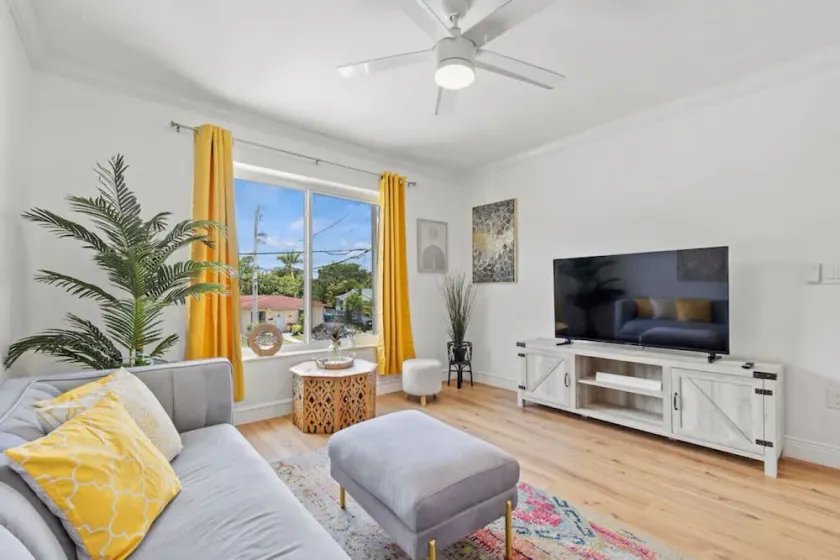Comfy & Updated Apartment centrally located minutes away from everything! - Image 1