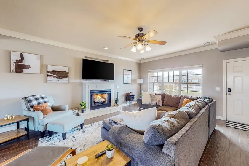 Dog-friendly charmer with an enclosed yard, fireplace, jetted tub, W/D, and AC - Image 1