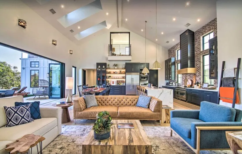 Luxurious home with breathtaking views on Avocado Grove - Image 1