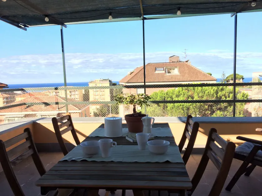 casa cercada por vegetação perto do mar com terraço e girdino - Image 1