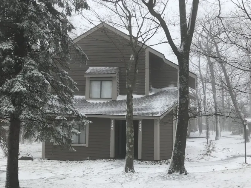 Hidden Valley -1 BR w/ Loft -2 Min. walk to Pool/Ten - Image 1