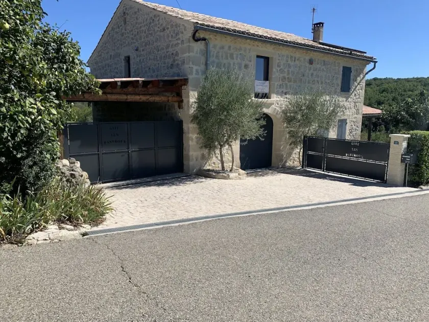 Feriehus 10pers St Remèze Ardèche ny swimmingpool GRATIS SEPTEMBER - Image 1