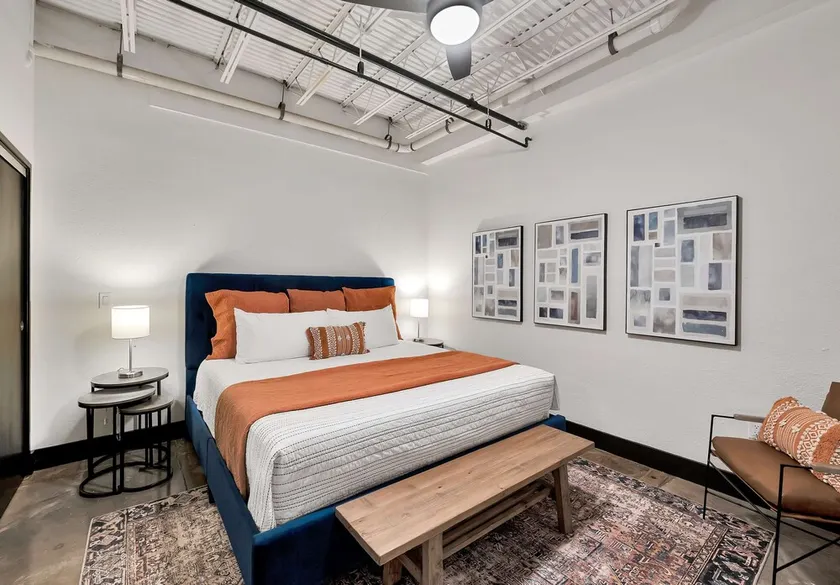 Newly Renovated!!  Silocation- Downtown luxury, free parking - Image 1