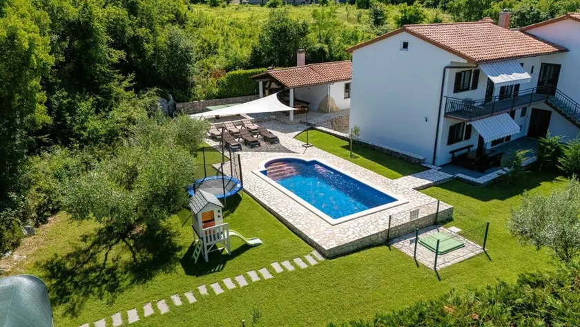 Holiday home with 2 separate apartments, swimming pool and air conditioning - Image 1