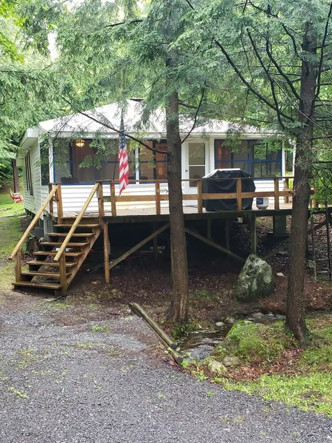 Adirondack hideaway with lake access - Image 1
