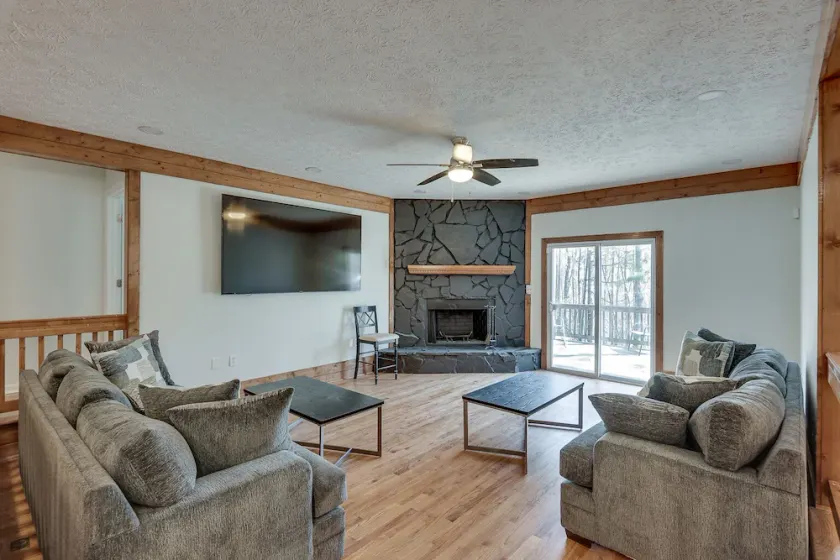 Blue Manor Luxury Home *15 min. from Airport* - Image 1