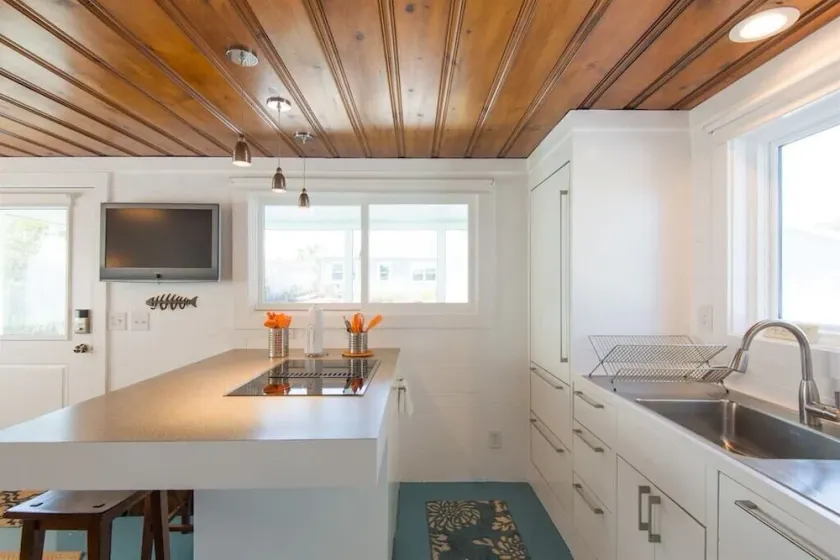 Hideaway Cottage - Renovated Private Retreat, just steps to the beach! - Image 1