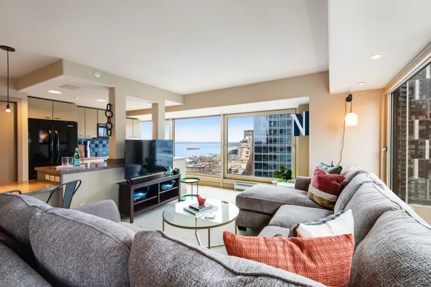 Modern escape with amazing views, pool/hot tub access, & sound system - Dogs OK - Image 1