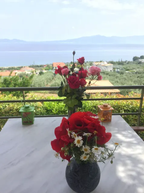 A VIEW TO DIE FOR. A HAPPY, EASY GOING HOME TO LOVE FOR EVER. YOU'LL GET HOOKED! - Image 1