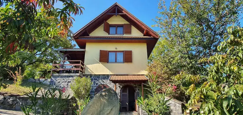 Holiday home with a beautiful panorama and a large garden - Image 1