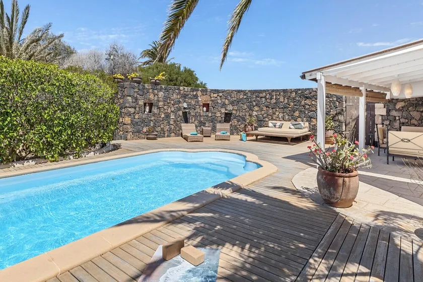 House with heated swimming pool, solarium, large garden, high-speed WIFI access. - Image 1