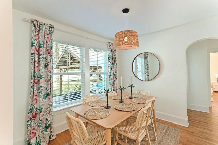 Remodeled home in Historic neighborhood. 20 min.~ AMI/ 5 min ~downtown Bradenton - Image 1