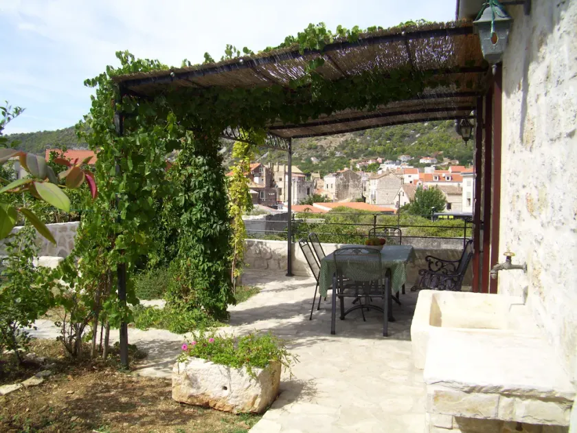 Apartamento para dos personas con una terraza Komiza (Vis) (A-9247-a) - Image 1