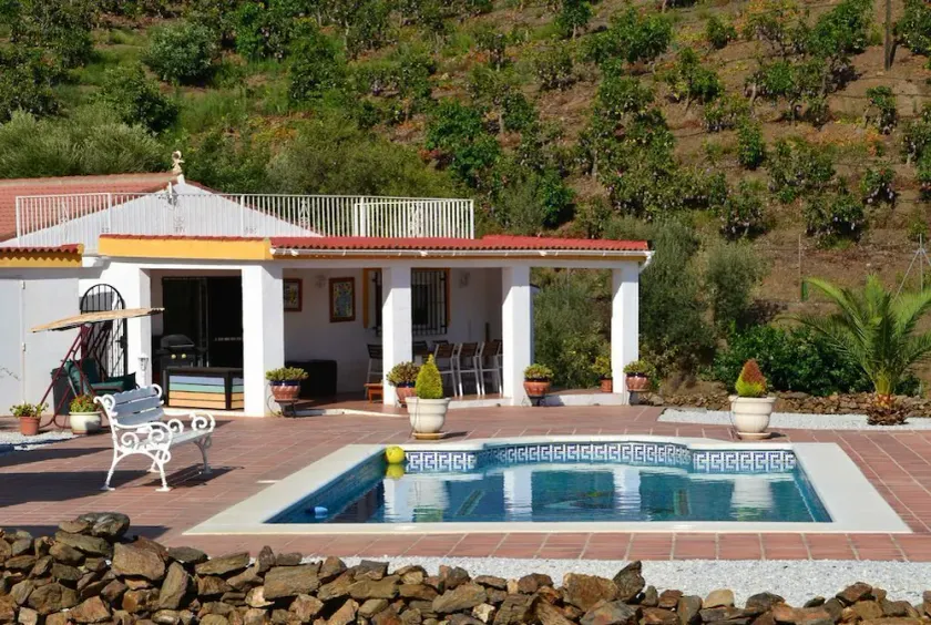 Haus in ruhiger Lage mit traumhaftem Bergpanorama und großem Pool - Image 1